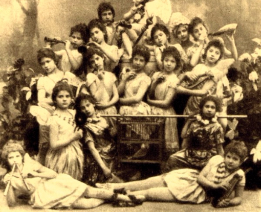 Študenti Kráľovskej baletnej školy v Petrohrade v roku 1891, zdroj: www.commons.wikimedia.org/wiki/