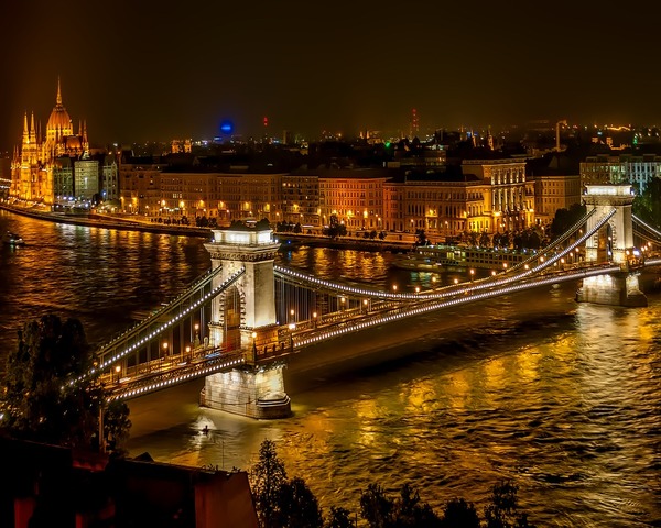 Pohľad na nočnú Budapešť s budovou parlamentu