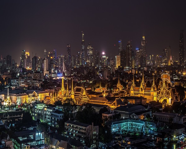 Nočný Bangkok s Grand Palace v pozadí
