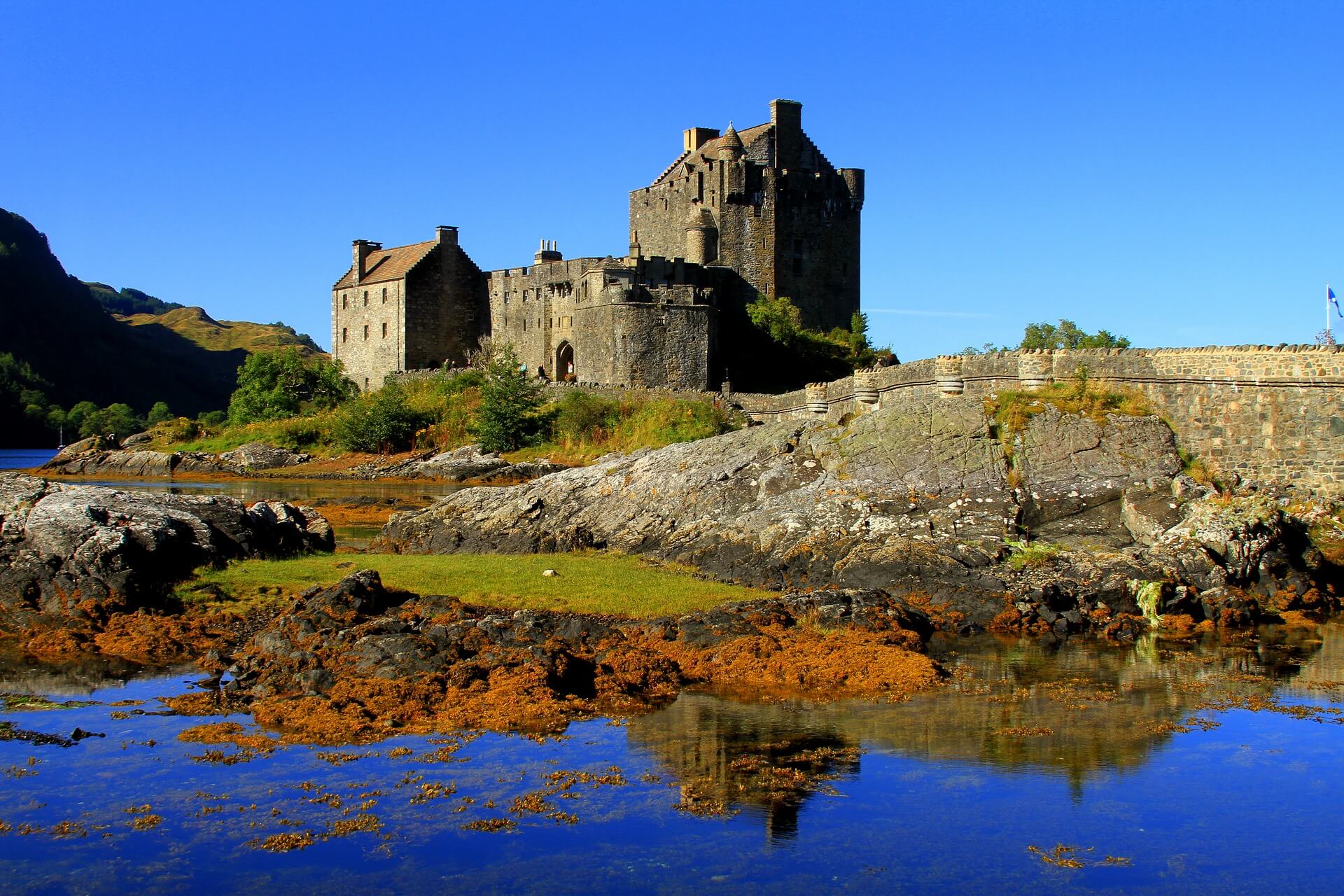 Škótsko - krajina Loch Ness a stredovekých hradov